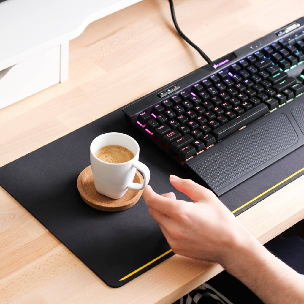 clavier gaming avec tasse de café